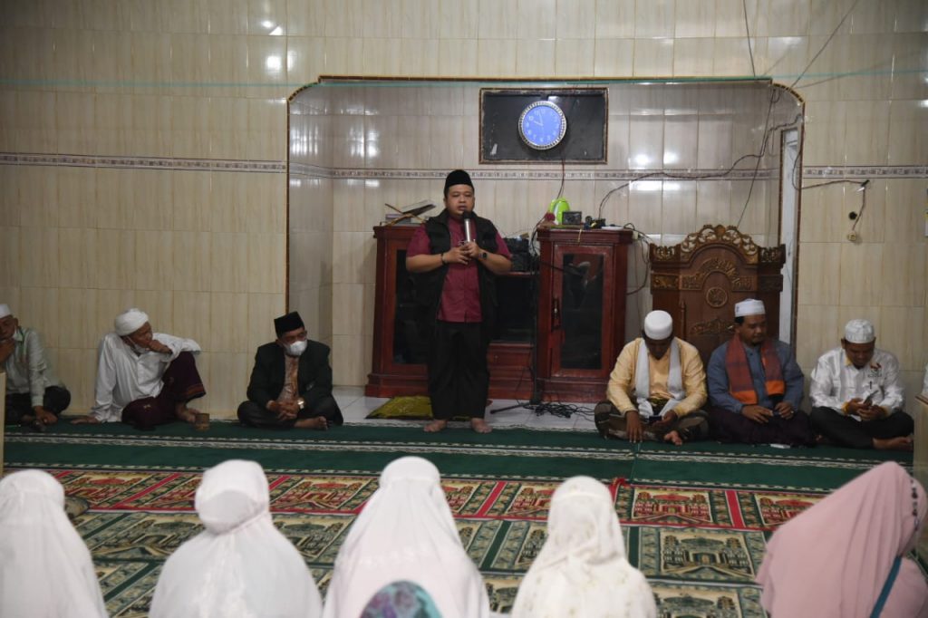 Disela Silaturahmi ke Desa Sugi, Bupati Beri Bantuan ke Masjid Al Ikhlas