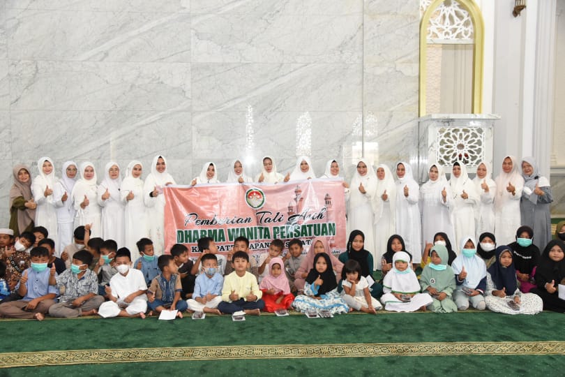 Disela Pengajian Ramadhan, DWP Tapsel Beri Santunan ke Anak Yatim dan Warga